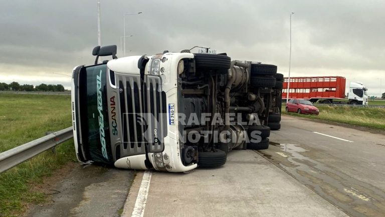 Volcó un camión jaula en la Autovía 19: vecinos intentan faenar los animales