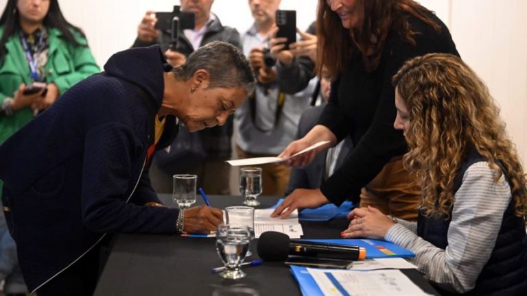 La Provincia entregó más de $1.100 millones para la reconstrucción de viviendas afectadas por los incendios