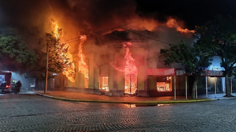 Bomberos trabajó en el incendio de reconocido bar de barrio Catedral