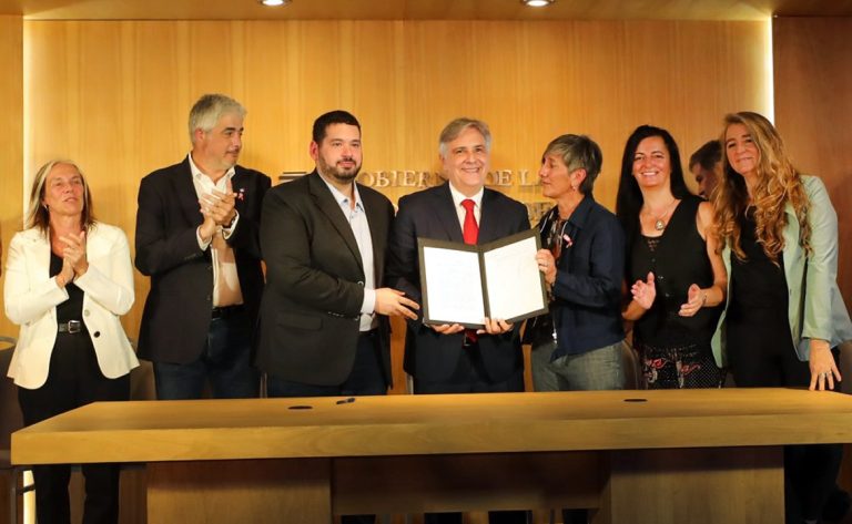 Llaryora firmó la reglamentación de la Ley de acompañantes terapéuticos