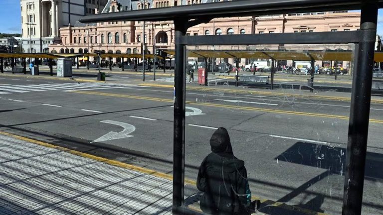 El Gobierno confirmó que descontará el día a empleados públicos nacionales que adhieran al paro