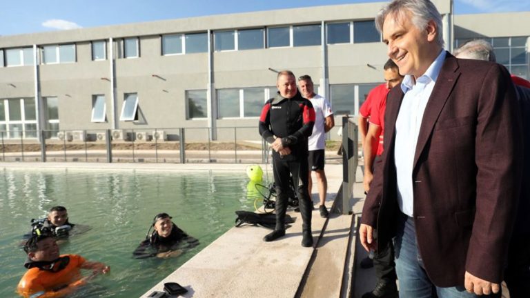 Llaryora entregó $800 millones para el Centro de Entrenamiento de la Federación de Bomberos Voluntarios