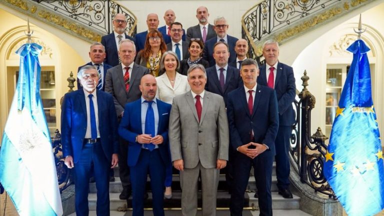 Llaryora se reunió con embajadores de la Unión Europea