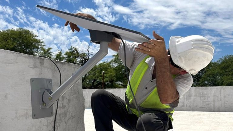 Internet en escuelas rurales: en el verano continúa la colocación de las antenas Starlink