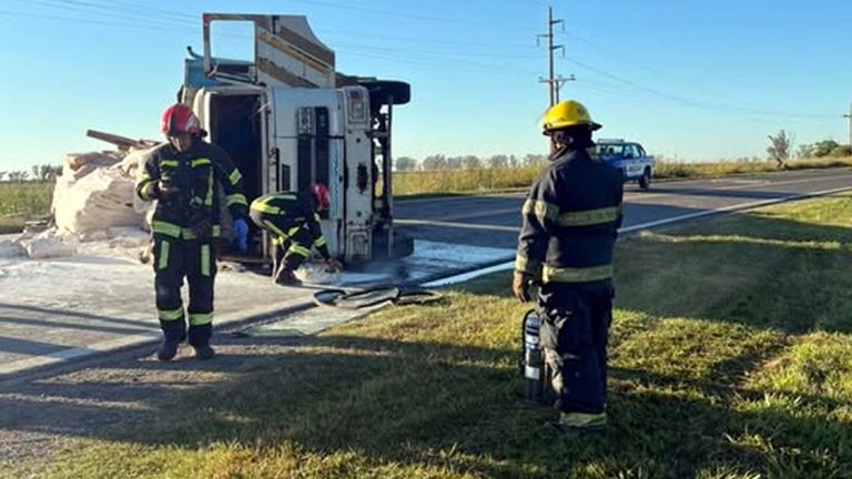 Camión volcó sobre la Ruta 158 dejó un herido