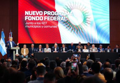 Acompañado por más de 400 intendentes y jefes comunales, Llaryora firmó el Fondo Federal Cordobés