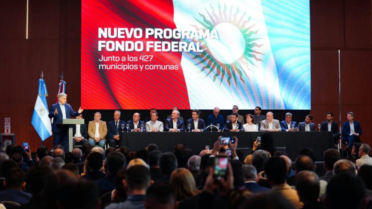 Acompañado por más de 400 intendentes y jefes comunales, Llaryora firmó el Fondo Federal Cordobés