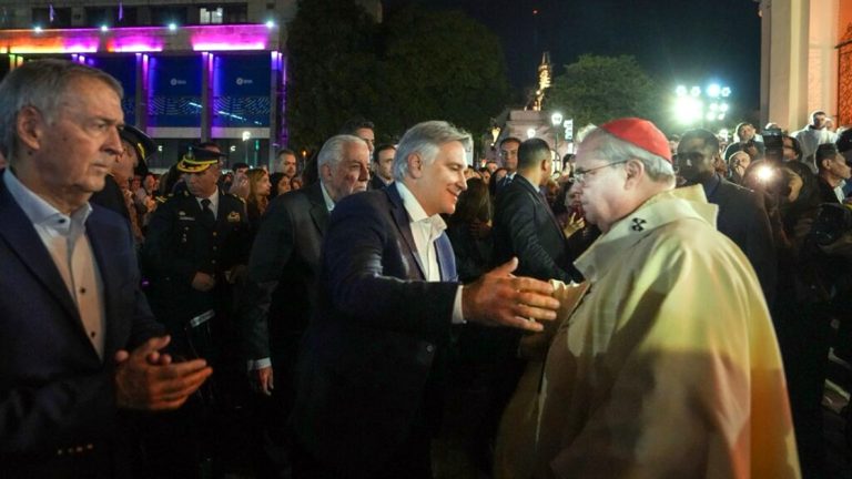 Llaryora asistió a la misa en homenaje al Papa Francisco