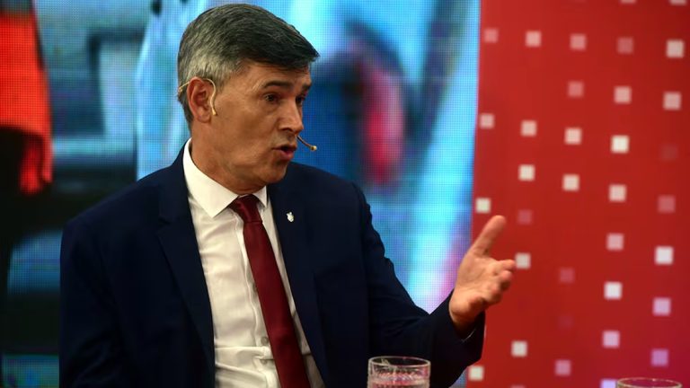 Passerini le pidió la renuncia a todos sus funcionarios frente a una situación “financiera delicada”