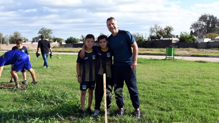 Municipio y el club La Milka plantaron 50 árboles en Loteo Procrear