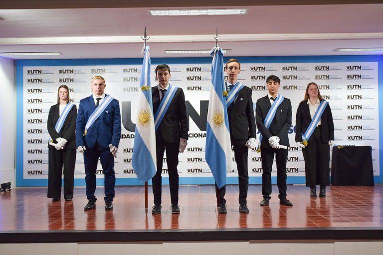 Se realizó el acto de Cambio de Bandera en UTN: por primera vez, dos estudiantes portan el emblema nacional