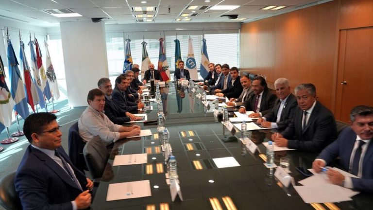 El pleno de gobernadores le pedirá a Milei una audiencia para discutir un consenso fiscal