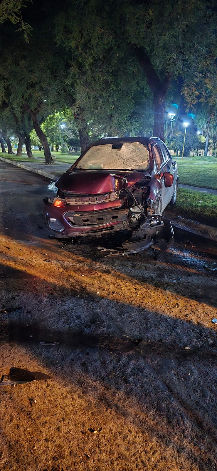 Accidente de tránsito en Av. Libertador (N): vehículo chocó contra poste de luz