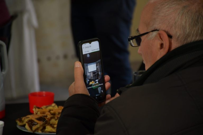 Municipio capacita a adultos mayores sobre programas digitales municipales