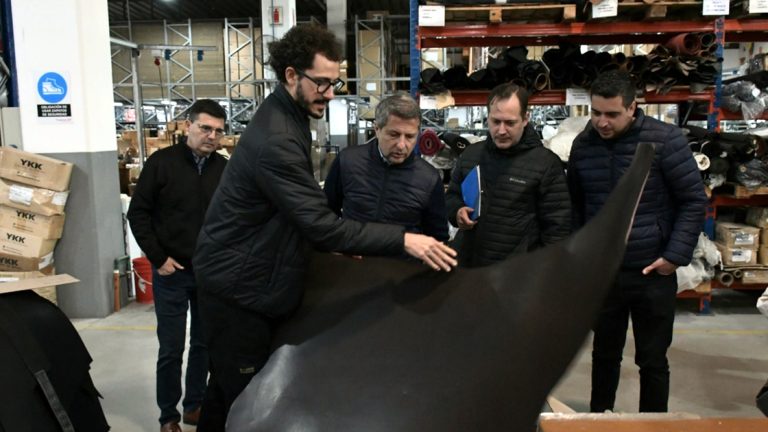Bernarte recorrió la empresa Bianchi Cueros Argentino y firmó un convenio para fortalecer la capacitación local