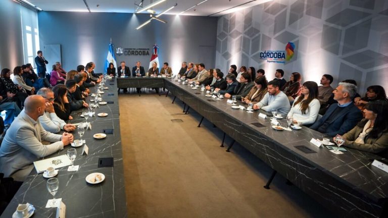 Llaryora entregó $200 millones a 28 municipios para fortalecer la educación local