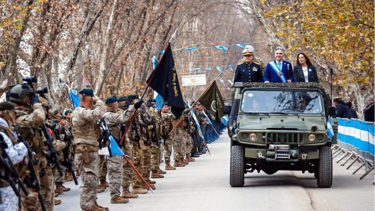 En Colonia Caroya, Llaryora encabezó el desfile cívico-militar en conmemoración del 9 de Julio