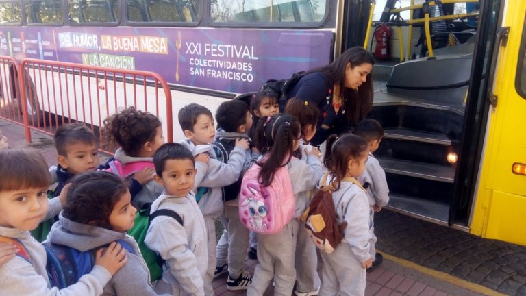 El municipio promueve la participación con traslados gratuitos a espacios educativos y culturales