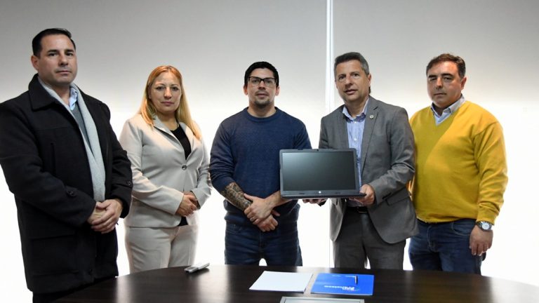 El municipio entregó una notebook a la División de investigaciones de la Policía de Córdoba