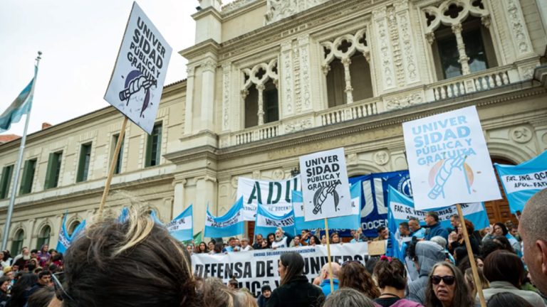 Docentes universitarios iniciaron una semana de paro total en reclamo salarial
