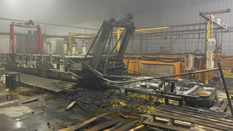 Bomberos sofocó incendio en fábrica del Parque Industrial