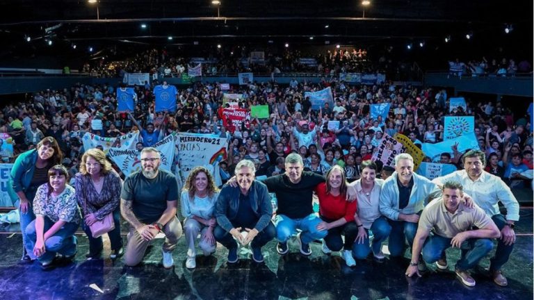 Llaryora encabezó un encuentro con más de 5.500 trabajadores de la economía popular