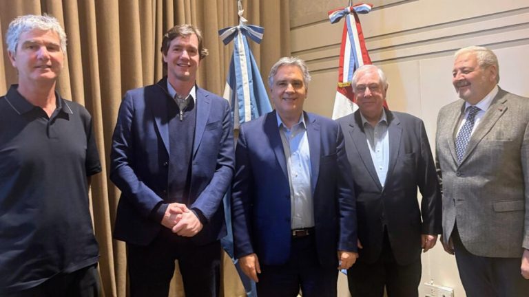 Llaryora se reunió con referentes de la producción textil de la Argentina