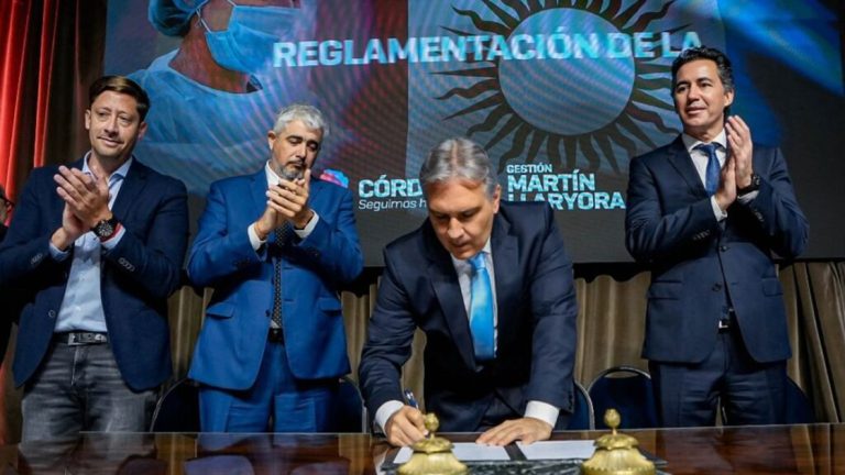 Llaryora anunció un importante incremento salarial para los equipos de salud