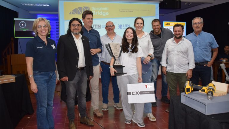 Una estudiante secundaria fue premiada en el Spaghetti Bridge de UTN