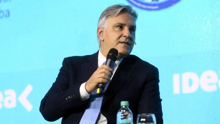 El gobernador Llaryora será operado de una hernia epigástrica este jueves: cómo será la cirugía