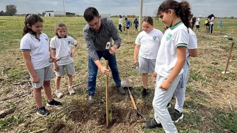 Parque Industrial: Niños plantaron alrededor de 400 árboles