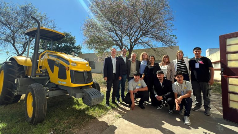 La Provincia entregó un tractor al IPEAyT N° 242 de Morteros para fortalecer la formación técnico-productiva