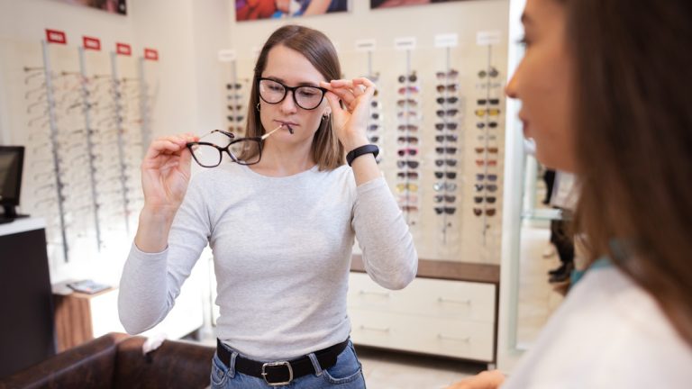 Municipio recuerda que solo ópticas habilitadas pueden vender anteojos pregraduados y para sol en San Francisco
