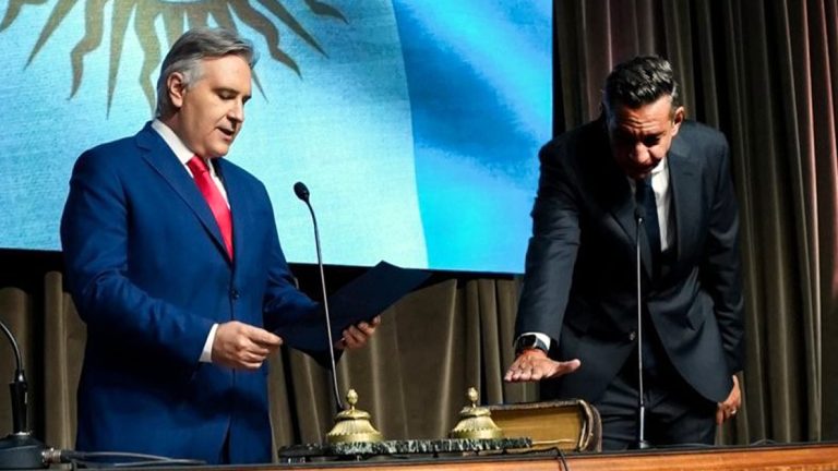 Llaryora tomó juramento a Miguel Siciliano como ministro de Vinculación y Gestión Institucional