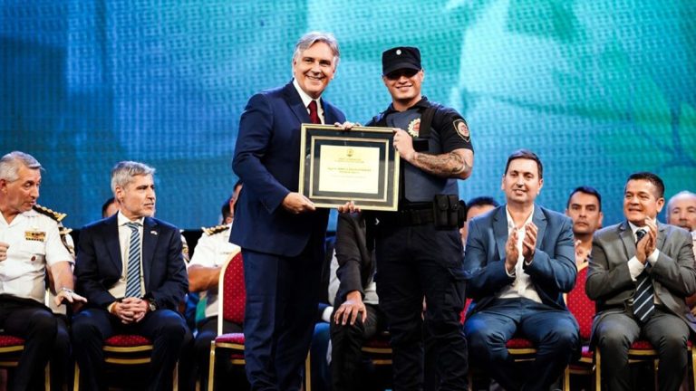 Llaryora encabezó el egreso de más de 500 nuevos policías y anunció nuevas inversiones