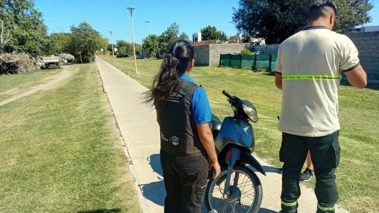 Personal de la Guardia Local detuvo la marcha de motociclista circulando de manera indebida en el Paseo Mitre