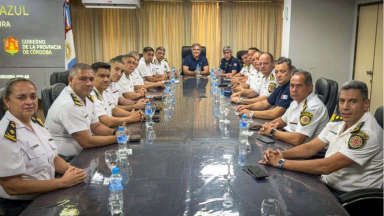 Llaryora se reunió con el Estado Mayor de la Policía de Córdoba