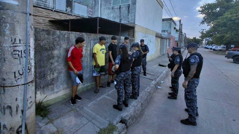 La policía realizó operativos en barrio de la ciudad
