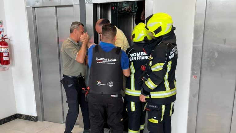 Rescate exitoso: tres hombres fueron liberados de un ascensor atascado en un edificio céntrico