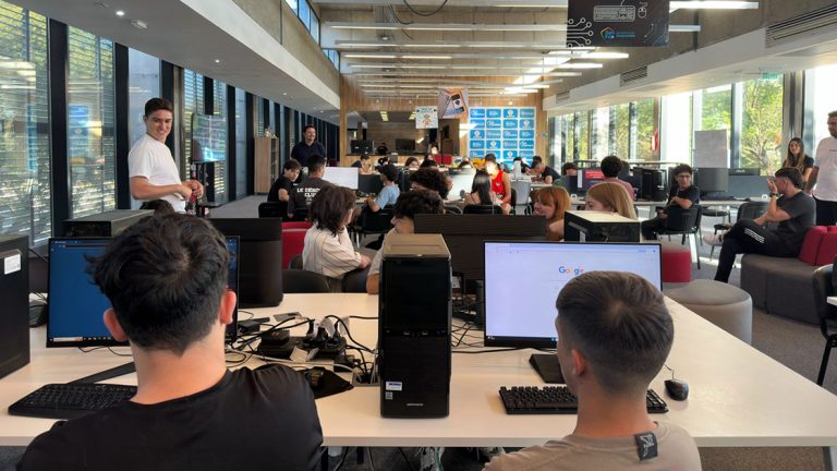 En Tecnoteca capacitan a jóvenes en el uso de IA generativa para potenciar proyectos personales