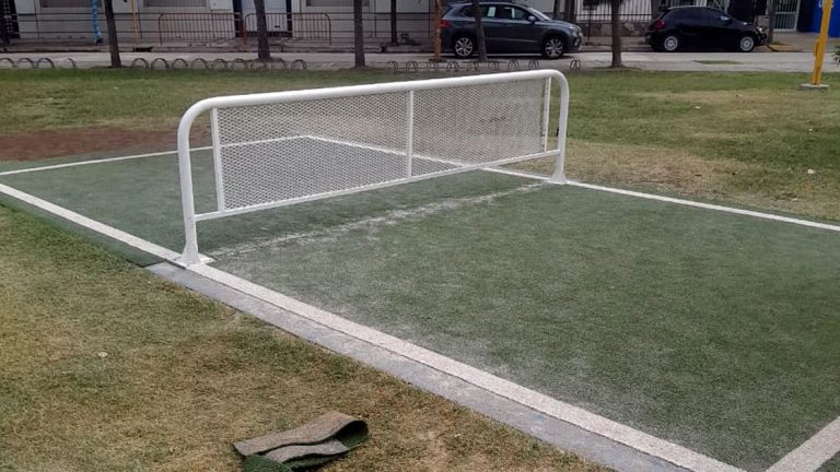 Vandalizaron el césped sintético de las canchas de la Plaza Vélez Sarsfield