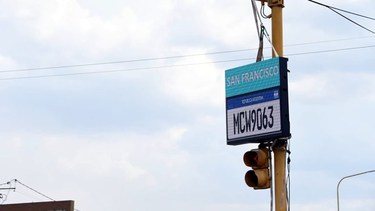 Mejoras en seguridad: municipio instala pantallas led detectoras de patentes en semáforos