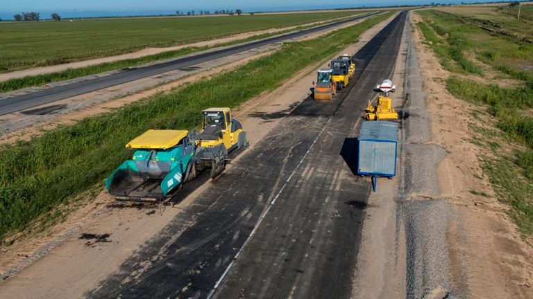 Autopista 19: Ya se colocaron capas de asfalto en 4 kilómetros de calzada