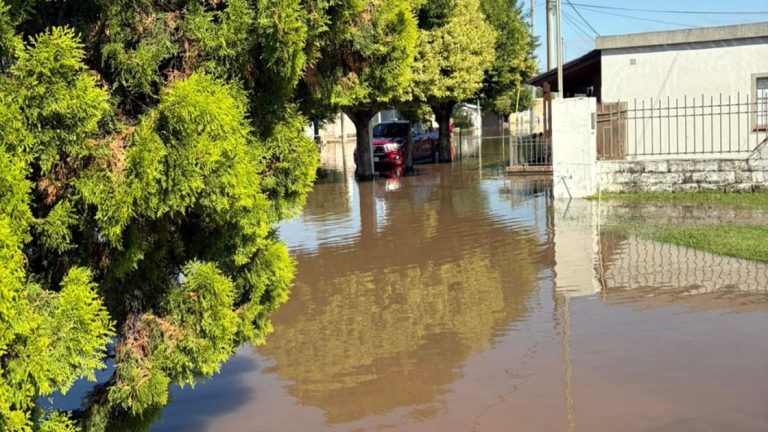 Llaryora se comunicó con intendentes del este provincial y envía asistencia a las zonas afectadas