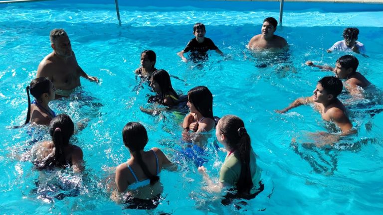 “Olas de Aprendizaje”: el proyecto que acerca a los jóvenes a la natación