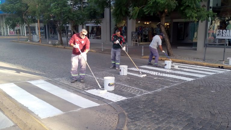 Sigue la demarcación de sendas peatonales y el reciclado de carteles nomencladores