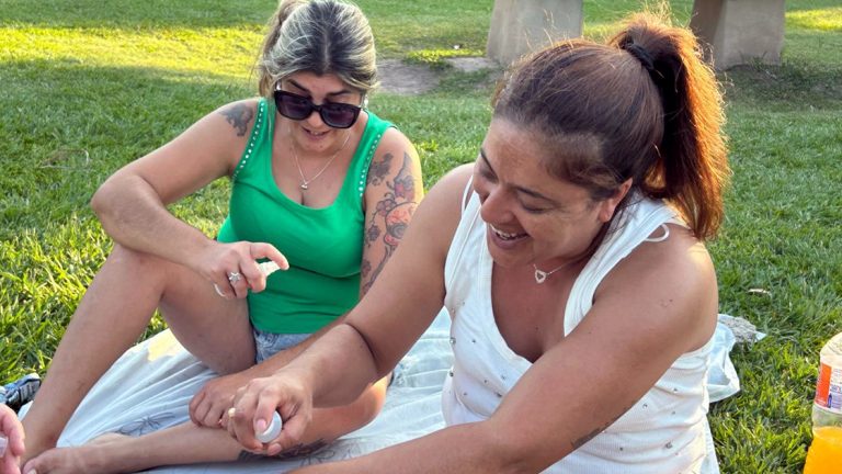 Lucha contra el dengue: La Secretaría de Salud distribuyó repelente contra mosquitos en el centro de la ciudad