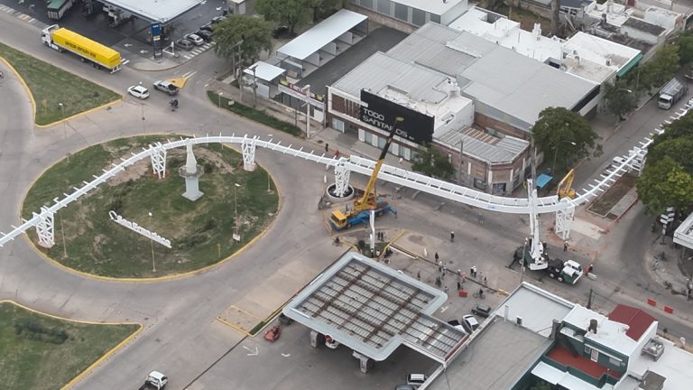 Se completó el armado de la última etapa de la estructura que sostiene el paso peatonal y bicisenda en altura