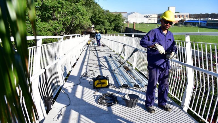 Bulevarización de 9 de Julio: Concluyó el hormigonado del puente peatonal y bicisenda en altura
