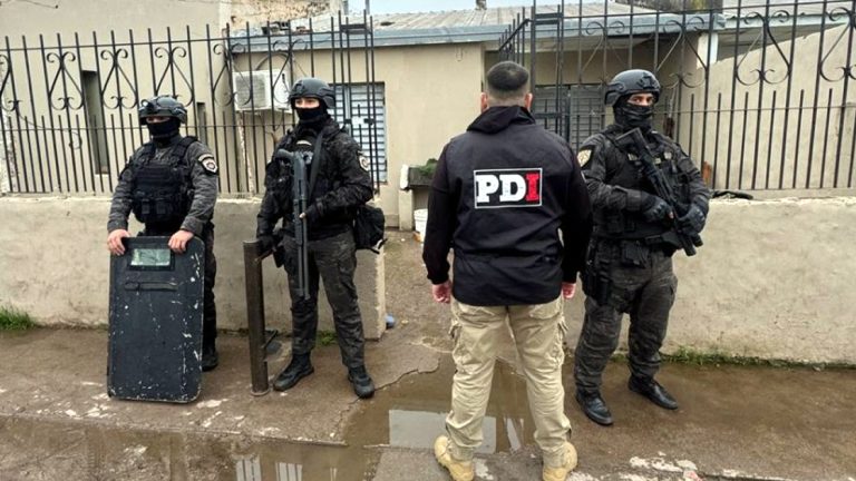Detuvieron a un hombre y una mujer por microtráfico tras un allanamiento en Frontera